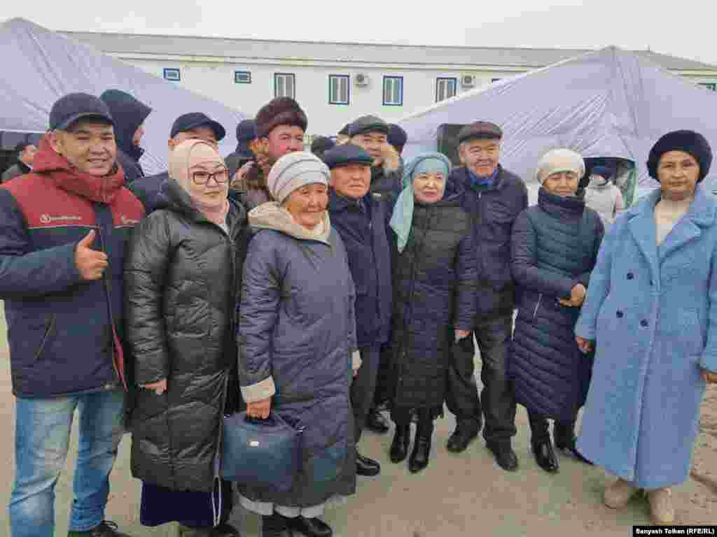 &quot;Тергеу абақтысындағы азаптау&quot; жайлы мәлімдеген, ауыр сырқаттан үш жыл бұрын қайтыс болған мұнайшы&nbsp;Мақсат Досмағамбетовтің&nbsp;шешесі Оңайгүл Досмағамбетова (сол жақтан алғанда алдыңғы қатарда үшінші болып тұр) жиналғандар алдында сөйледі. &quot;Қанша еске алсақ та, баламыз ортамызға оралмайды, бірақ енді мұндай қанды оқиғалар қайталанбасын&quot; деді ол.&nbsp;