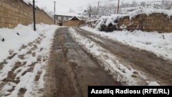 Yardımlı. Yollar buz bağlayıb.