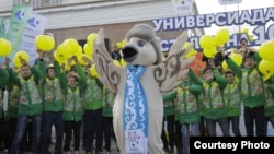 Алматы-2017 универсиадасы талисманы "Сұңқар" және еріктілер. (Сурет универсиаданың баспасөз қызметінен алынды.)